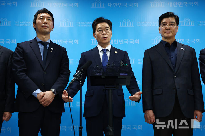 [서울=뉴시스] 김명년 기자 = 정원오 더불어민주당 서울시장 후보가 10일 오전 서울 여의도 국회 소통관에서 기자회견을 마치고 취재진 질문에 답하고 있다. 2026.04.10. kmn@newsis.com