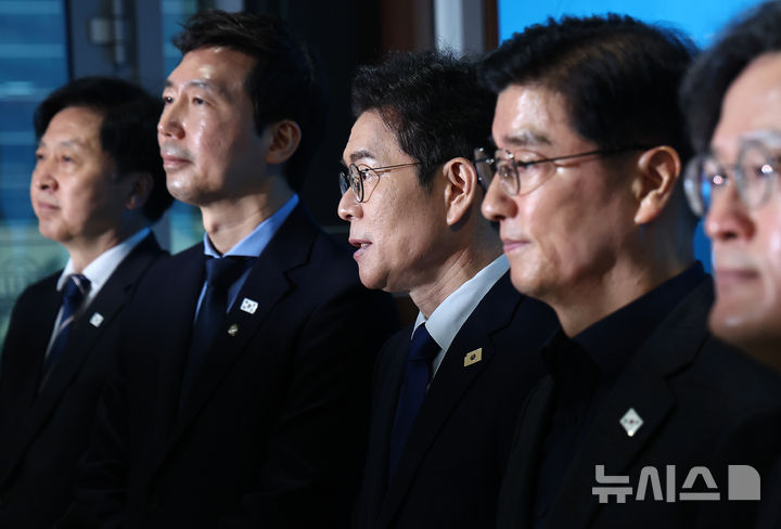 [서울=뉴시스] 김명년 기자 = 정원오 더불어민주당 서울시장 후보가 10일 오전 서울 여의도 국회 소통관에서 기자회견을 마치고 취재진 질문에 답하고 있다. 2026.04.10. kmn@newsis.com