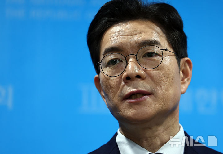 [서울=뉴시스] 김명년 기자 = 정원오 더불어민주당 서울시장 후보가 10일 오전 서울 여의도 국회 소통관에서 기자회견을 열고 발언하고 있다. 2026.04.10. kmn@newsis.com