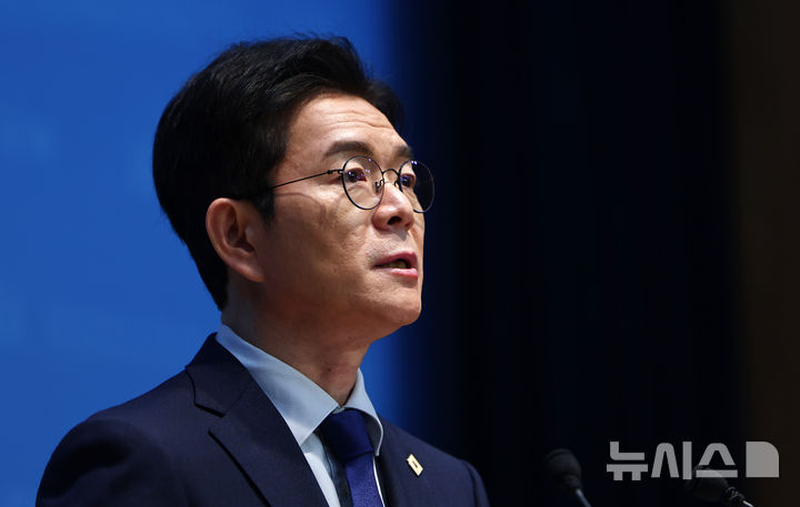 [서울=뉴시스] 김명년 기자 = 정원오 더불어민주당 서울시장 후보가 10일 오전 서울 여의도 국회 소통관에서 기자회견을 열고 발언하고 있다. 2026.04.10. kmn@newsis.com