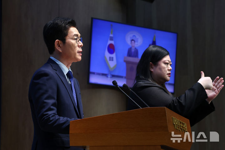 [서울=뉴시스] 김명년 기자 = 정원오 더불어민주당 서울시장 후보가 10일 오전 서울 여의도 국회 소통관에서 기자회견을 열고 발언하고 있다. 2026.04.10. kmn@newsis.com