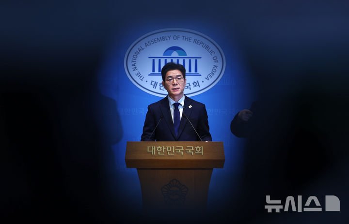 [서울=뉴시스] 김명년 기자 = 정원오 더불어민주당 서울시장 후보가 10일 오전 서울 여의도 국회 소통관에서 기자회견을 열고 발언하고 있다. 2026.04.10. kmn@newsis.com