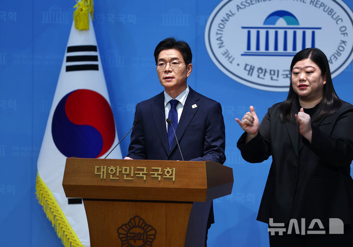 [서울=뉴시스] 김명년 기자 = 정원오 더불어민주당 서울시장 후보가 10일 오전 서울 여의도 국회 소통관에서 기자회견을 열고 발언하고 있다. 2026.04.10. kmn@newsis.com