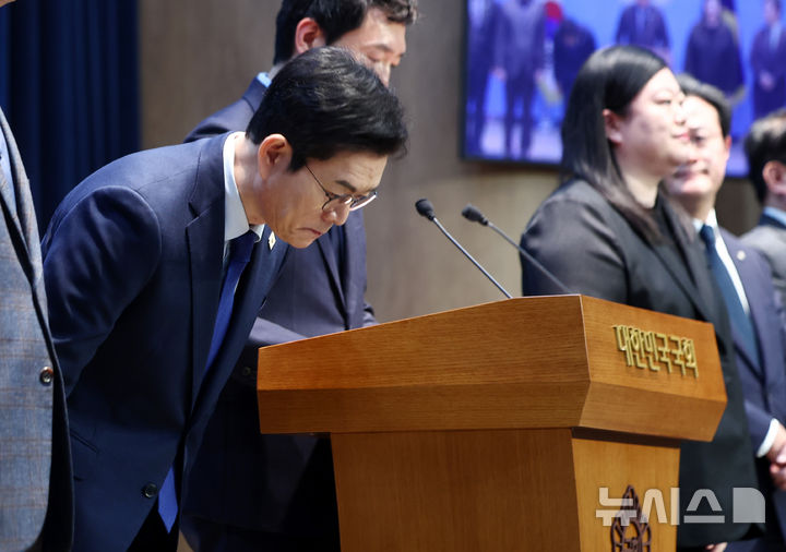 [서울=뉴시스] 김명년 기자 = 정원오 더불어민주당 서울시장 후보가 10일 오전 서울 여의도 국회 소통관에서 기자회견을 하기 전 인사하고 있다. 2026.04.10. kmn@newsis.com