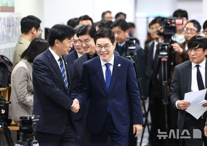 [서울=뉴시스] 김명년 기자 = 정원오 더불어민주당 서울시장 후보가 10일 오전 서울 여의도 국회 소통관에서 기자회견을 하기위해 이동하고 있다. 2026.04.10. kmn@newsis.com