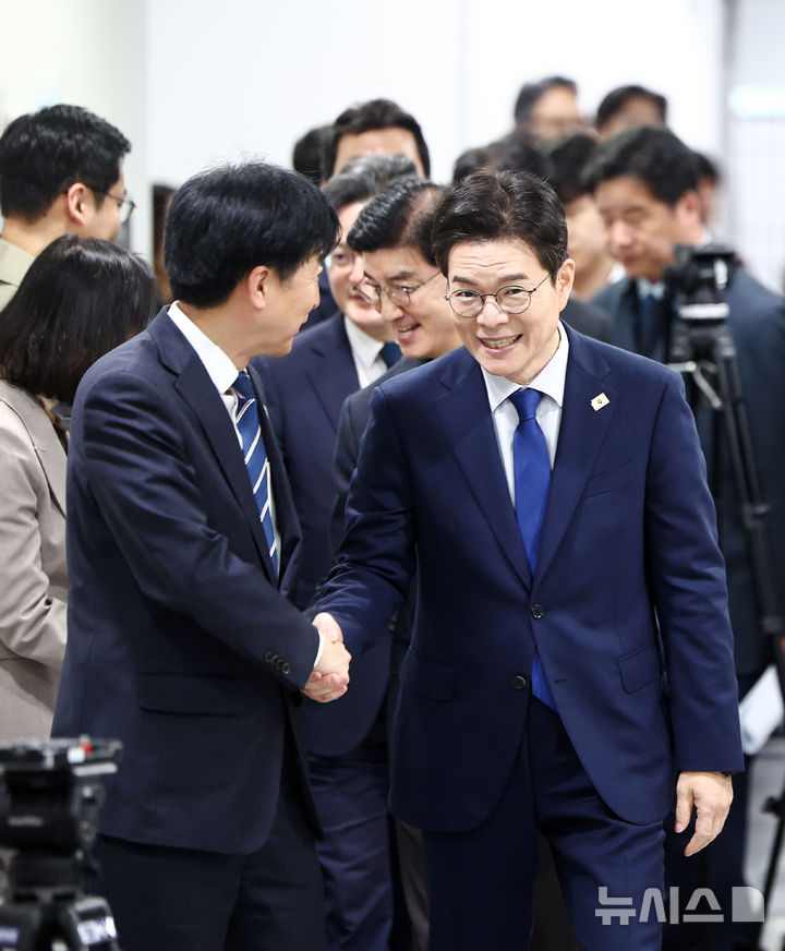 [서울=뉴시스] 김명년 기자 = 정원오 더불어민주당 서울시장 후보가 10일 오전 서울 여의도 국회 소통관에서 기자회견을 하기위해 이동하고 있다. 2026.04.10. kmn@newsis.com