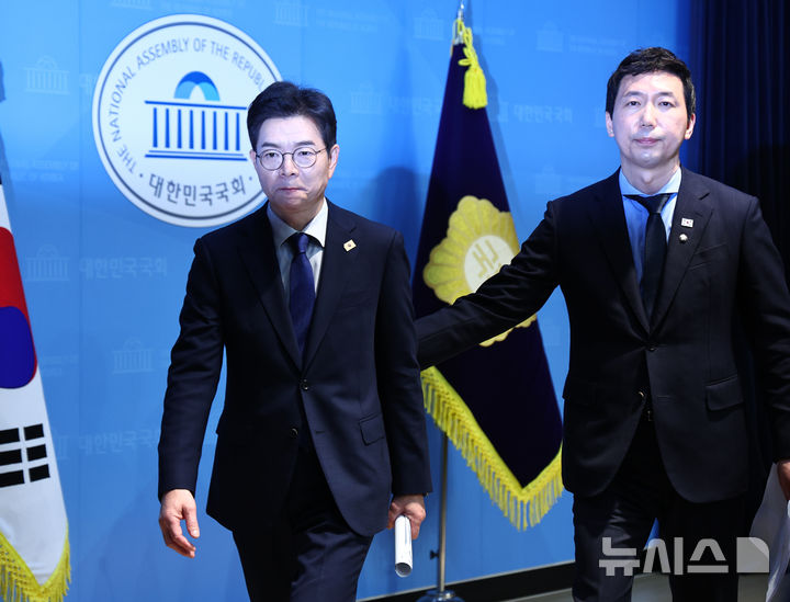 [서울=뉴시스] 김명년 기자 = 정원오 더불어민주당 서울시장 후보가 10일 오전 서울 여의도 국회 소통관에서 기자회견을 마치고 이동하고 있다. 2026.04.10. kmn@newsis.com