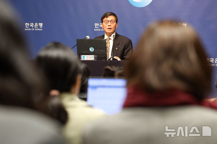 [서울=뉴시스] 사진공동취재단 = 이창용 한국은행 총재가 10일 서울 중구 한국은행에서 열린 통화정책방향 기자간담회에서 발언하고 있다. 2026.04.10. photo@newsis.com