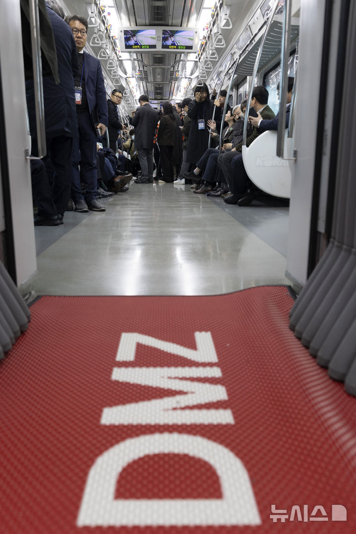 [서울=뉴시스] 청사사진기자단 = 10일 오전 서울역에서 출발해 도라산 역으로 가는 ‘DMZ 평화이음 열차’의 이음새 깔판에 'DMZ'가 적혀 있다. 2026.04.10. photo@newsis.com