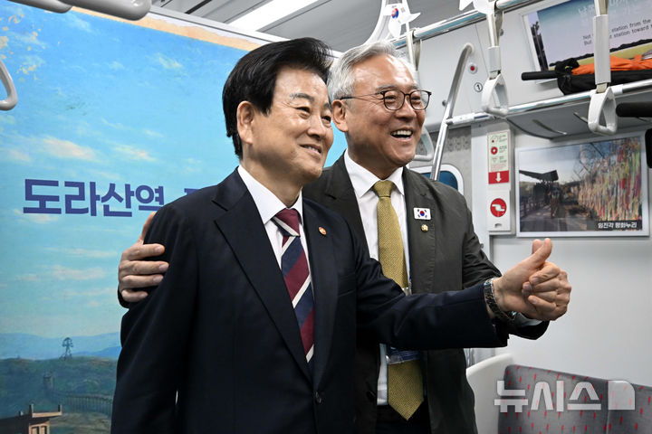 [서울=뉴시스] 청사사진기자단 = 정동영 통일부 장관이 10일 운행이 재개돼 도라산역으로 향하는 DMZ 평화이음 열차에 탑승해 이재강 더불어민주당 의원과 함께 포토존에서 사진을 찍고 있다. 2026.04.10. photo@newsis.com