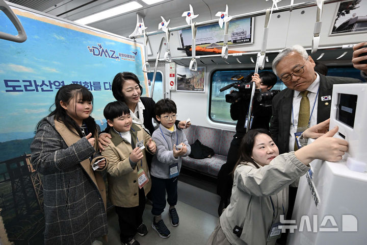 [서울=뉴시스] 청사사진기자단 = 추미애 더불어민주당 경기도지사 후보가 10일 운행이 재개돼 도라산역으로 향하는 DMZ 평화이음 열차에 탑승해 어린이들과 함께 포토존에서 추억을 남기고 있다. 2026.04.10. photo@newsis.com