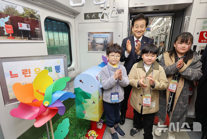 [서울=뉴시스] 청사사진기자단 = 정동영 통일부장관이 10일 운행이 재개돼 도라산역으로 향하는 DMZ 평화이음 열차에 탑승해 어린이들과 느린 우체통에 편지를 넣은 뒤 사진촬영을 하고 있다. 2026.04.10. photo@newsis.com