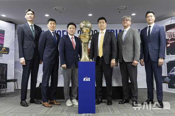 [서울=뉴시스] 김근수 기자 = 10일 서울 서초구 KBL센터에서 열린 2025-26 LG전자 프로농구 플레이오프 미디어데이에서 감독들이 기념촬영을 하고 있다.&nbsp; 왼쪽부터 DB 김주성 감독, KCC 이상민 감독, 정관장 유도훈 감독, LG 조상현 감독, 소노 손창환 감독, SK 전희철 감독. 2026.04.10. ks@newsis.com