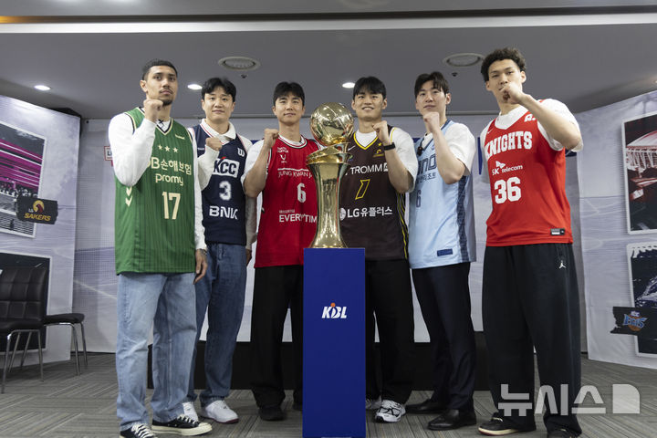 [서울=뉴시스] 김근수 기자 = 10일 서울 서초구 KBL센터에서 열린 2025-26 LG전자 프로농구 플레이오프 미디어데이에서 기념촬영을 하고 있다.   왼쪽부터 DB 이선 알바노, KCC 허웅, 정관장 박지훈, LG 유기상, 소노 이정현, SK 에디 다니엘. 2026.04.10. ks@newsis.com