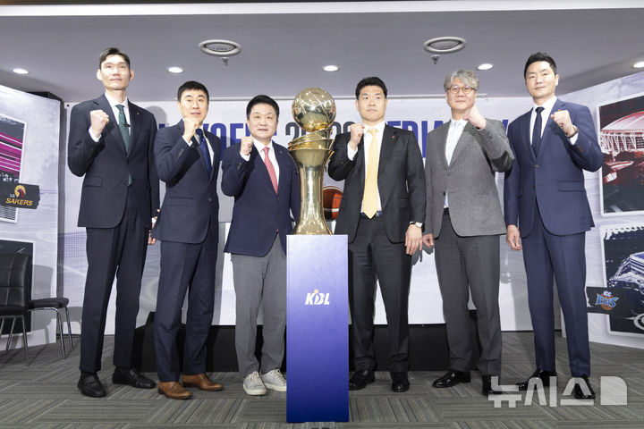 [서울=뉴시스] 김근수 기자 = 10일 서울 서초구 KBL센터에서 열린 2025-26 LG전자 프로농구 플레이오프 미디어데이에서 감독들이 기념촬영을 하고 있다. 왼쪽부터 DB 김주성 감독, KCC 이상민 감독, 정관장 유도훈 감독, LG 조상현 감독, 소노 손창환 감독, SK 전희철 감독. 2026.04.10. ks@newsis.com