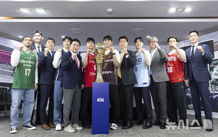 [서울=뉴시스] 김근수 기자 = 10일 서울 서초구 KBL센터에서 열린 2025-26 LG전자 프로농구 플레이오프 미디어데이에서 선수와 감독들이 기념촬영을 하고 있다.   왼쪽부터 DB 이선 알바노, 김주성 감독, KCC 이상민 감독, KCC 허웅, 정관장 유도훈 감독, 정관장 박지훈, LG 조상현 감독, LG 유기상, 소노 이정현, 소노 손창환 감독, SK 에디 다니엘 SK 전희철 감독. 2026.04.10. ks@newsis.com