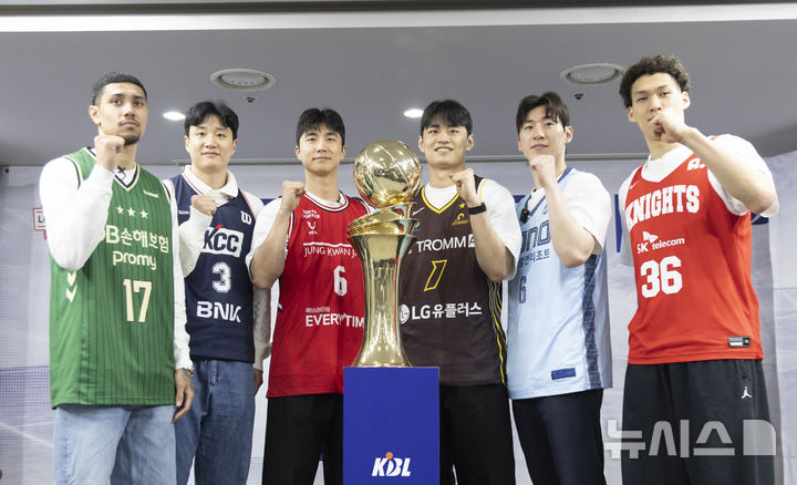 [서울=뉴시스] 김근수 기자 = 10일 서울 서초구 KBL센터에서 열린 2025-26 LG전자 프로농구 플레이오프 미디어데이에서 기념촬영을 하고 있다.&nbsp; 왼쪽부터 DB 이선 알바노, KCC 허웅, 정관장 박지훈, LG 유기상, 소노 이정현, SK 에디 다니엘. 2026.04.10. ks@newsis.com