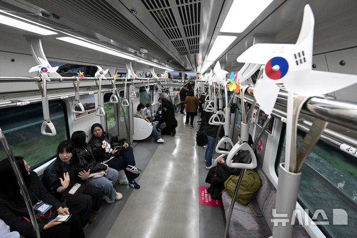 [서울=뉴시스] 청사사진기자단 = 10일 운행이 재개된 DMZ 평화이음 열차가 서울역에서 출발해 도라산역으로 향하고 있다. 2026.04.10. photo@newsis.com