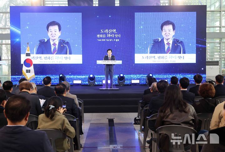 [파주=뉴시스] 청사사진기자단 = 정동영 통일부장관이 10일 경기 파주시 도라산역에서 열린 DMZ 평화이음 열차 운행 재개 기념식에서 기념사를 하고 있다. 2026.04.10 photo@newsis.com