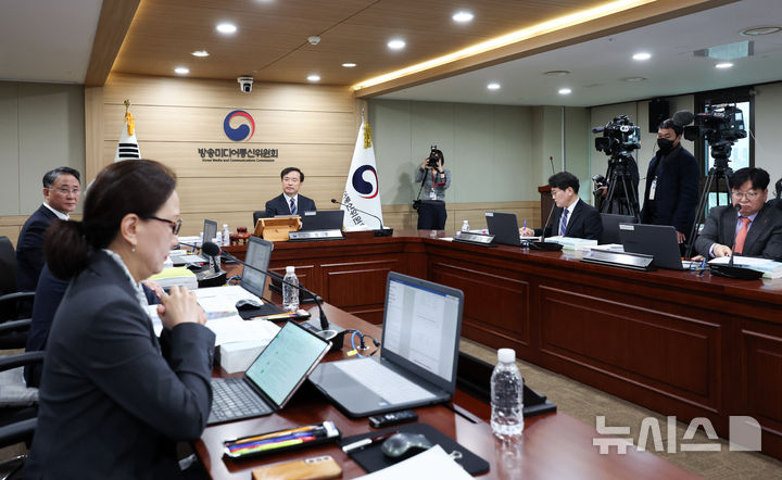[과천=뉴시스] 최진석 기자 = 김종철 방송미디어통신위원회(방미통위) 위원장이 지난 10일 오전 경기 과천 정부과천청사에서 열린 2026년도 제1차 방미통위 회의에서 위원들의 발언을 경청하고 있다. 2026.04.10. myjs@newsis.com