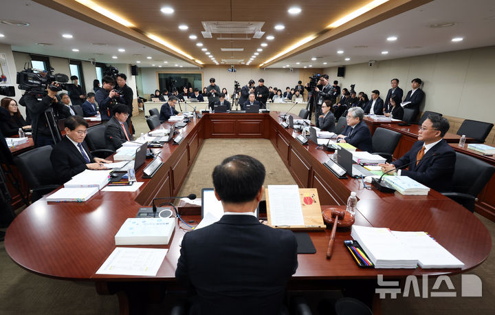 [과천=뉴시스] 최진석 기자 = 김종철 방송미디어통신위원회(방미통위) 위원장이 10일 오전 경기 과천 정부과천청사에서 열린 2026년도 제1차 방미통위 회의에서 위원들의 발언을 경청하고 있다. 2026.04.10. myjs@newsis.com