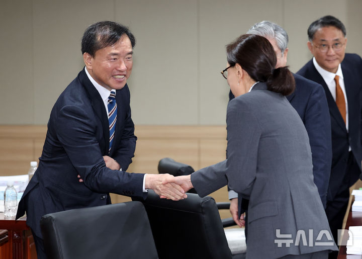 [과천=뉴시스] 최진석 기자 = 김종철(왼쪽) 방송미디어통신위원회(방미통위) 위원장이 10일 오전 경기 과천 정부과천청사에서 열린 2026년도 제1차 방미통위 회의에서 위원들과 악수하고 있다. 2026.04.10. myjs@newsis.co