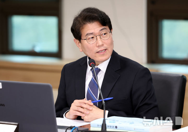 [과천=뉴시스] 최진석 기자 = 류신환 방송미디어통신위원회(방미통위) 비상임위원이 10일 오전 경기 과천 정부과천청사에서 열린 2026년도 제1차 방미통위 회의에서 발언하고 있다. 2026.04.10. myjs@newsis.com