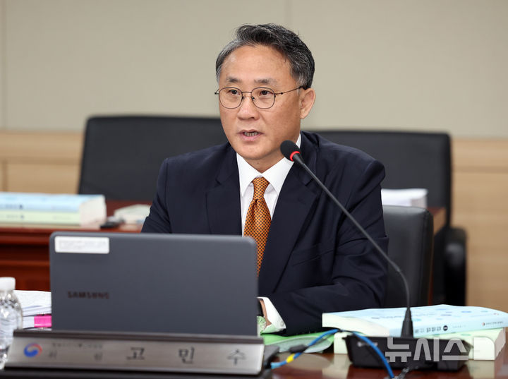 [과천=뉴시스] 최진석 기자 = 고민수 방송미디어통신위원회(방미통위) 상임위원이 10일 오전 경기 과천 정부과천청사에서 열린 2026년도 제1차 방미통위 회의에서 발언하고 있다. 2026.04.10. myjs@newsis.com
