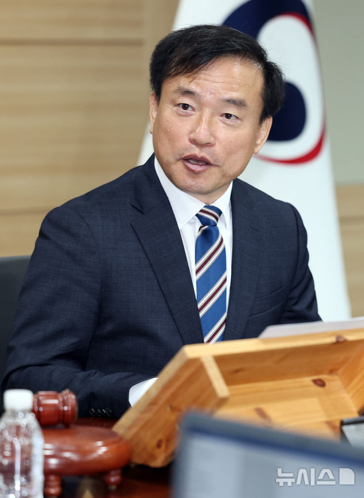 [과천=뉴시스] 최진석 기자 = 김종철 방송미디어통신위원회(방미통위) 위원장이 10일 오전 경기 과천 정부과천청사에서 열린 2026년도 제1차 방미통위 회의에서 발언하고 있다. 2026.04.10. myjs@newsis.com