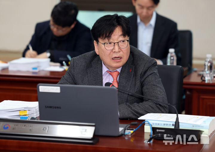 [과천=뉴시스] 최진석 기자 = 이상근 방송미디어통신위원회(방미통위) 비상임위원이 10일 오전 경기 과천 정부과천청사에서 열린 2026년도 제1차 방미통위 회의에서 발언하고 있다. 2026.04.10. myjs@newsis.com