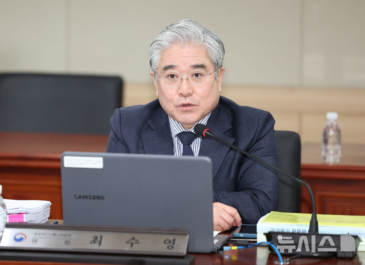 [과천=뉴시스] 최진석 기자 = 최수영 방송미디어통신위원회(방미통위) 비상임위원이 10일 오전 경기 과천 정부과천청사에서 열린 2026년도 제1차 방미통위 회의에서 발언하고 있다. 2026.04.10. myjs@newsis.com