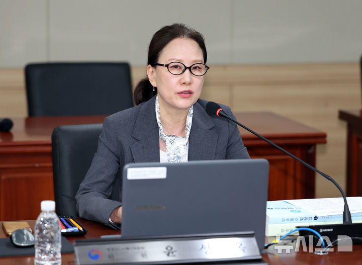 [과천=뉴시스] 최진석 기자 = 윤성옥 방송미디어통신위원회(방미통위) 비상임위원이 10일 오전 경기 과천 정부과천청사에서 열린 2026년도 제1차 방미통위 회의에서 발언하고 있다. 2026.04.10. myjs@newsis.com