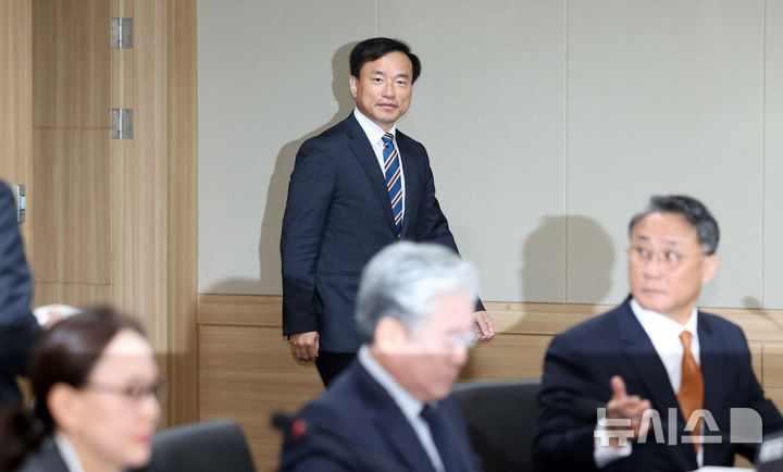 [과천=뉴시스] 최진석 기자 = 김종철 방송미디어통신위원회(방미통위) 위원장이 10일 오전 경기 과천 정부과천청사에서 열린 2026년도 제1차 방미통위 회의에 입장하고 있다. 2026.04.10. myjs@newsis.com