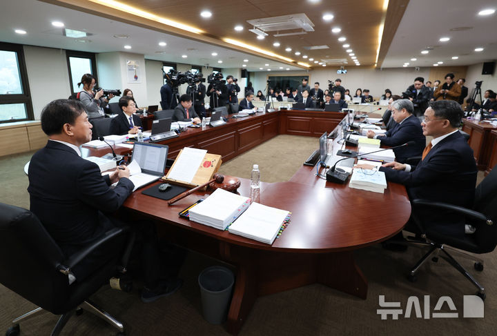 [과천=뉴시스] 최진석 기자 = 김종철(왼쪽) 방송미디어통신위원회(방미통위) 위원장이 10일 오전 경기 과천 정부과천청사에서 열린 2026년도 제1차 방미통위 회의에서 위원들의 발언을 경청하고 있다. 2026.04.10. myjs@newsis.com