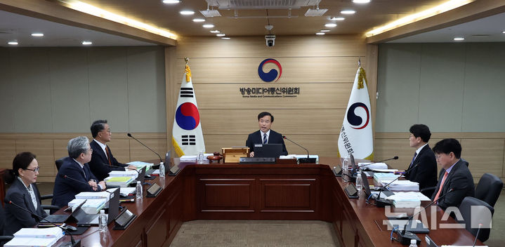 [과천=뉴시스] 최진석 기자 = 김종철 방송미디어통신위원회(방미통위) 위원장이 10일 오전 경기 과천 정부과천청사에서 열린 2026년도 제1차 방미통위 회의에서 발언하고 있다. 2026.04.10. myjs@newsis.com