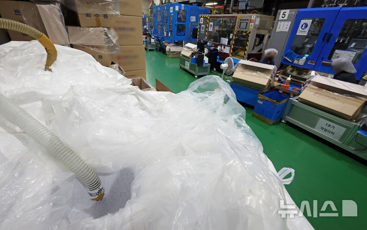 [부천=뉴시스] 조성우 기자 = 중동 사태 여파로 나프타 수급 문제가 불거진 가운데 지난 10일 경기 부천시 오정구의 한 플라스틱 사출 업체에서 플라스틱 원료가 사용되고 있다. 2026.04.10. xconfind@newsis.com