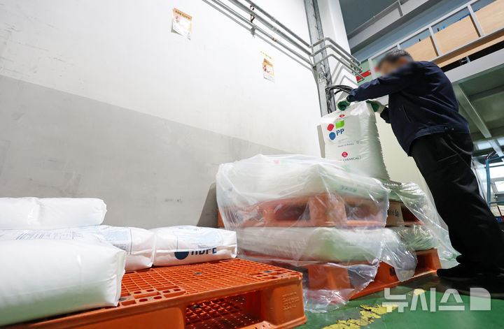 [부천=뉴시스] 조성우 기자 = 중동 사태 여파로 나프타 수급 문제가 불거진 가운데 10일 경기 부천시 오정구의 한 플라스틱 사출 업체에서 직원이 플라스틱 용기 원료인 폴리프로필렌(PP)을 점검하고 있다. 2026.04.10. xconfind@newsis.com