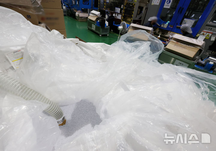 [부천=뉴시스] 조성우 기자 = 중동 사태 여파로 나프타 수급 문제가 불거진 가운데 10일 경기 부천시 오정구의 한 플라스틱 사출 업체에서 플라스틱 원료가 사용되고 있다. 2026.04.10. xconfind@newsis.com