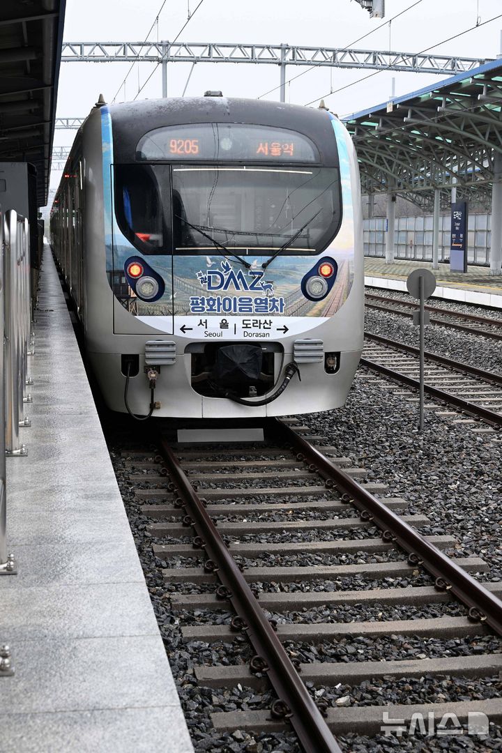 [파주=뉴시스] 청사사진기자단 = 10일 운행이 재개돼 서울역을 출발한 DMZ 평화 이음 열차가 경기 파주시 도라산역에 정차해 있다. 서울역과 도라산을 오가는 정기 관광열차인 DMZ 평화 이음 열차는 6년 6개월 만에 운행이 재개됐다. 2026.04.10. photo@newsis.com