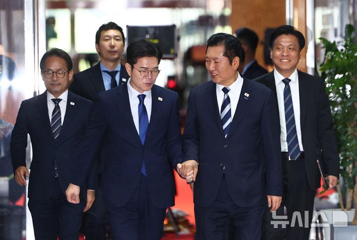 [서울=뉴시스] 김명년 기자 = 정청래(오른쪽) 더불어민주당 대표와 정원오 서울시장 후보가 10일 서울 여의도 국회에서 차담을 하기 위해 손을 잡고 당대표실로 이동하고 있다. 2026.04.10. kmn@newsis.com