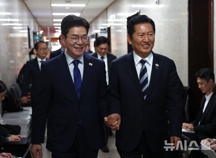 [서울=뉴시스] 김명년 기자 = 정청래(오른쪽) 더불어민주당 대표와 정원오 서울시장 후보가 10일 서울 여의도 국회에서 차담을 하기 위해 손을 잡고 당대표실로 이동하고 있다. 2026.04.10. kmn@newsis.com