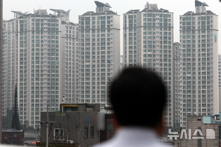 [서울=뉴시스] 최진석 기자 = 서울 강북권 아파트 평균 매매가격이 처음으로 11억원을 넘어섰다.KB부동산 월간 통계에 따르면 서울의 한강 이북 14개지역 아파트 매매 평균가격은 2월 10억9671만원에서 3월 11억1831만원으로 오르며 처음으로 11억원을 돌파한 것으로 나타났다.지난 9일 발표된 한국부동산원 주간 동향 통계에 따르면 성북구(0.23%), 서대문구(0.22%), 노원구(0.18%), 동대문구·강북구(0.16%) 등 강북 주요 자치구가 서울 평균 상승률(0.10%)을 웃돌며 7주 연속 하락세인 강남3구와 대조를 이뤘다.사진은 10일 서울 강북권 성북구 아파트 단지의 모습. 2026.04.10. myjs@newsis.com