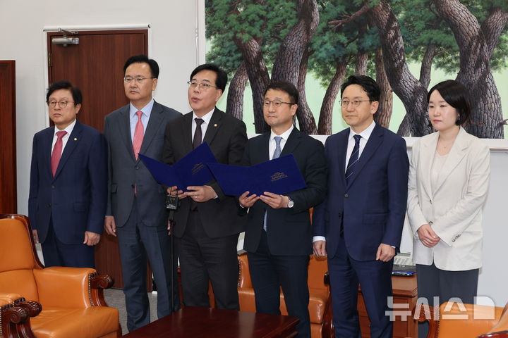 [서울=뉴시스] 김명년 기자 = 한병도 더불어민주당 원내대표와 송언석 국민의힘 원내대표를 비롯한 참석자들이 10일 오후 서울 여의도 국회에서 2026년도 제1회 추가경정예산안 합의문 서명을 마친 뒤 기념촬영을 하고 있다. 왼쪽부터 국민의힘 박형수 예산결산특별위원회 간사, 유상범 원내운영수석부대표, 송언석 원내대표와 더불어민주당 한병도 원내대표, 천준호 원내운영수석부대표, 이소영 예산결산특별위원회 간사. (공동취재) 2026.04.10. photo@newsis.com