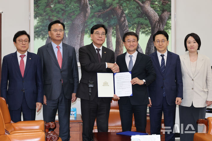 [서울=뉴시스] 김명년 기자 = 한병도 더불어민주당 원내대표와 송언석 국민의힘 원내대표를 비롯한 참석자들이 10일 오후 서울 여의도 국회에서 2026년도 제1회 추가경정예산안 합의문 서명을 마친 뒤 기념촬영을 하고 있다. 왼쪽부터 국민의힘 박형수 예산결산특별위원회 간사, 유상범 원내운영수석부대표, 송언석 원내대표와 더불어민주당 한병도 원내대표, 천준호 원내운영수석부대표, 이소영 예산결산특별위원회 간사. (공동취재) 2026.04.10. photo@newsis.com