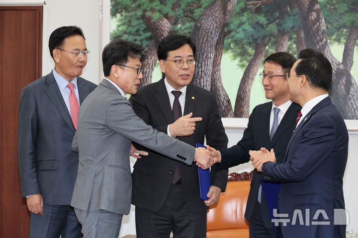 [서울=뉴시스] 김명년 기자 = 한병도 더불어민주당 원내대표와 송언석 국민의힘 원내대표를 비롯한 참석자들이 10일 오후 서울 여의도 국회에서 2026년도 제1회 추가경정예산안 합의문 서명을 마친 뒤 악수를 나누고 있다. (공동취재) 2026.04.10. photo@newsis.com