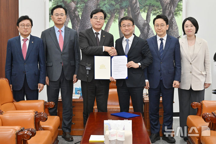 [서울=뉴시스] 김명년 기자 = 한병도 더불어민주당 원내대표와 송언석 국민의힘 원내대표를 비롯한 참석자들이 10일 오후 서울 여의도 국회에서 2026년도 제1회 추가경정예산안 합의문 서명을 마친 뒤 기념촬영을 하고 있다. 왼쪽부터 국민의힘 박형수 예산결산특별위원회 간사, 유상범 원내운영수석부대표, 송언석 원내대표와 더불어민주당 한병도 원내대표, 천준호 원내운영수석부대표, 이소영 예산결산특별위원회 간사. (공동취재) 2026.04.10. photo@newsis.com