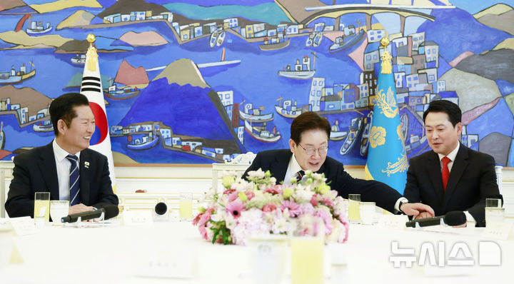 [서울=뉴시스] 최동준 기자 = 이재명 대통령이 7일 청와대에서 열린 여야정 민생경제협의체 회담 및 오찬에서 장동혁 국민의힘 대표에게 먼저 발언할 것을 권하고 있다. 2026.04.07. photocdj@newsis.com