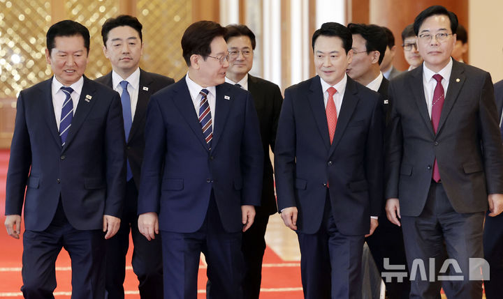 [서울=뉴시스] 최동준 기자 = 이재명 대통령이 7일 청와대에서 열린 여야정 민생경제협의체 회담 및 오찬에 정청래 더불어민주당 대표, 장동혁 국민의힘 대표 등 참석자들과 입장하고 있다. 2026.04.07. photocdj@newsis.com