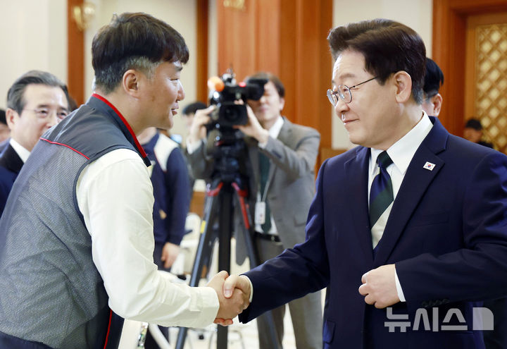 [서울=뉴시스] 최동준 기자 = 이재명 대통령이 10일 청와대에서 열린 민주노총 초청 간담회에서 양경수 민주노총 위원장과 악수하고 있다. 2026.04.10. photocdj@newsis.com