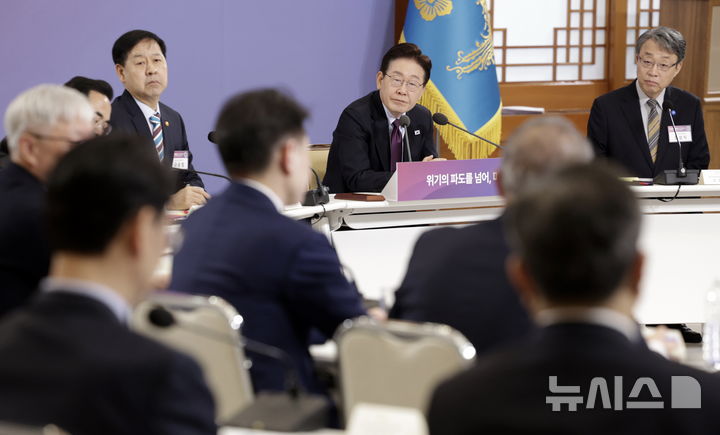 [서울=뉴시스] 최동준 기자 = 이재명 대통령이 9일 청와대에서 열린 국민경제자문회의 제1차 전체회의에서 참석자 발언을 듣고 있다. 2026.04.09. photocdj@newsis.com